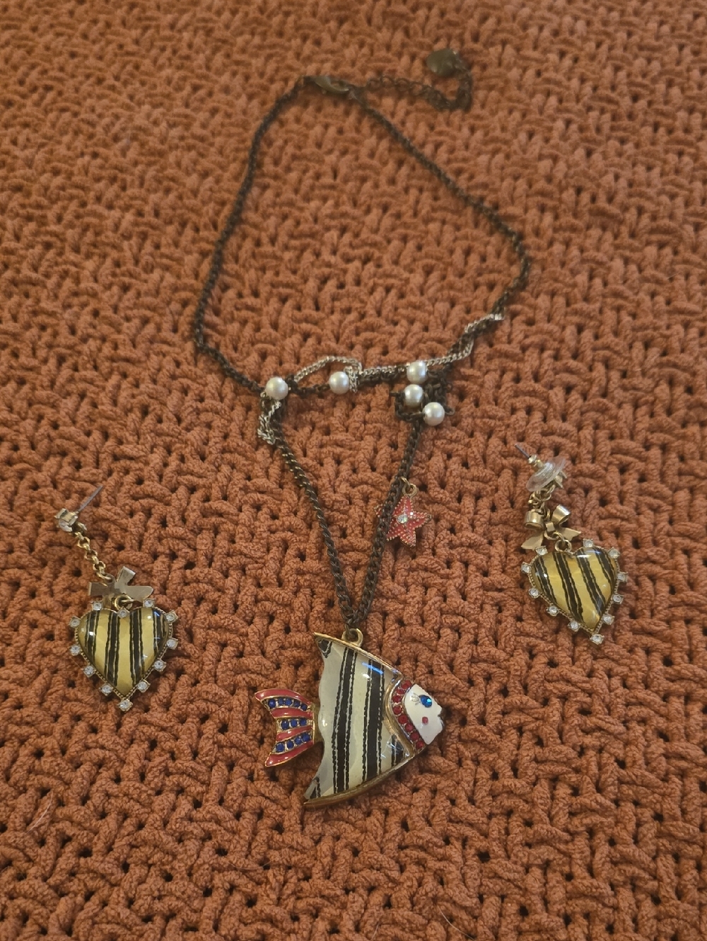 Striped Enamel Fish Pendant Short Necklace and Heart Earrings Set - White/Black